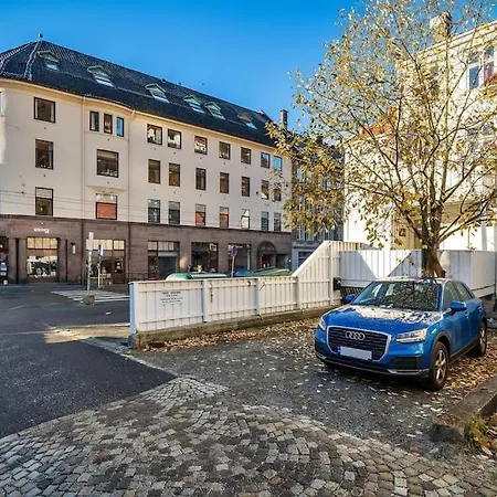 Central With Balcony, Self-check In & Private Entrance Bergen