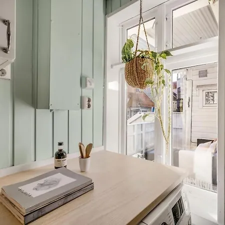 Central With Balcony, Self-check In & Private Entrance * Bergen