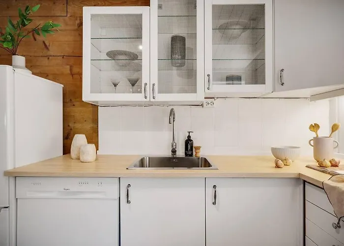 Central With Balcony, Self-check In & Private Entrance *