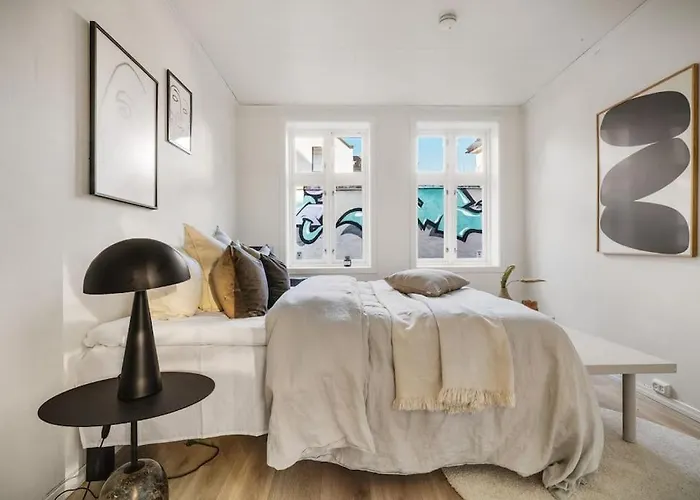 Central With Balcony, Self-check In & Private Entrance Apartmán