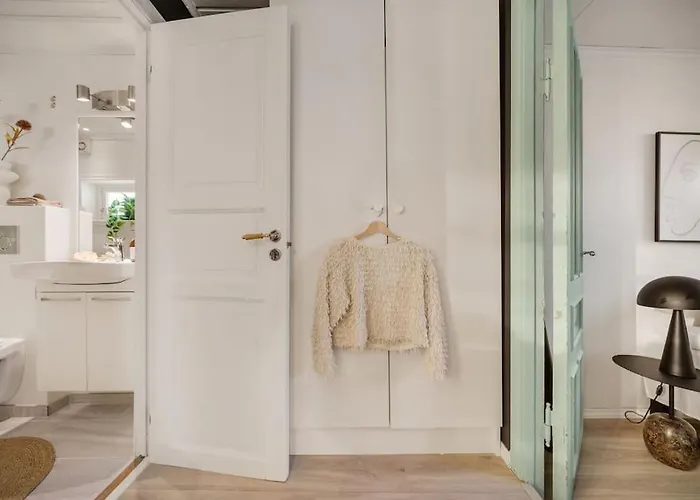 Central With Balcony, Self-check In & Private Entrance