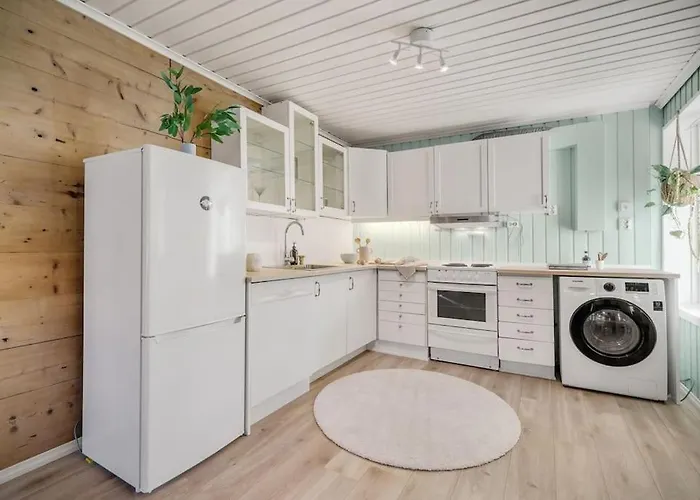 Central With Balcony, Self-check In & Private Entrance דירה