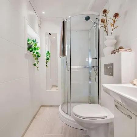 Central With Balcony, Self-check In & Private Entrance Daire Bergen