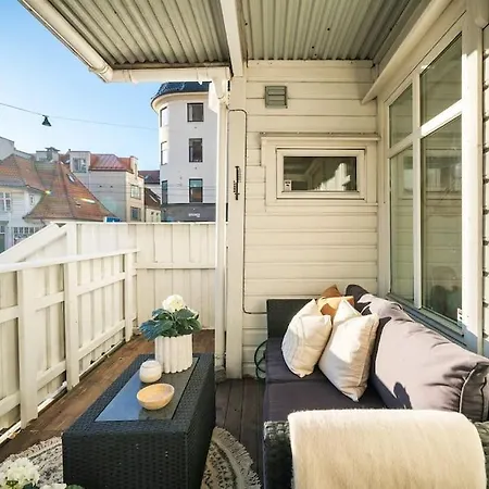 Central With Balcony, Self-check In & Private Entrance Daire